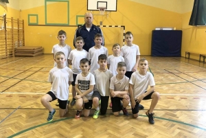 MISTRZOSTWA GMINY W DWA OGNIE USPORTOWIONE DZIEWCZĄT I CHŁOPCÓW